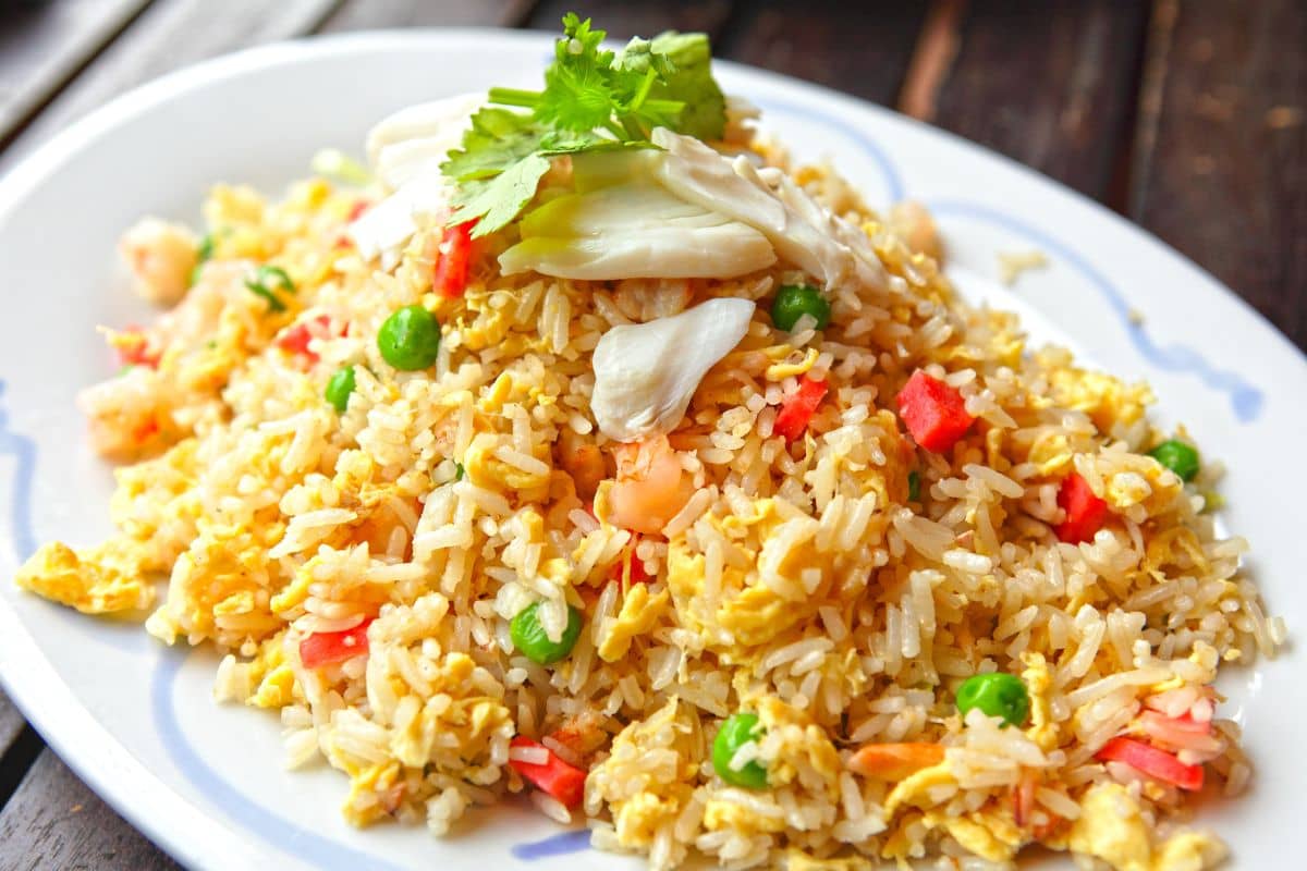 Nasi goreng dengan telur dan sayur