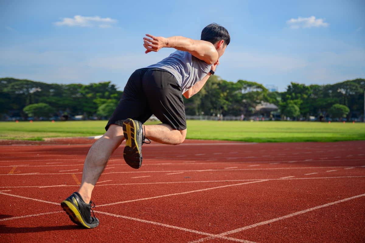 Seorang pria sedang melakukan sprint di lapangan