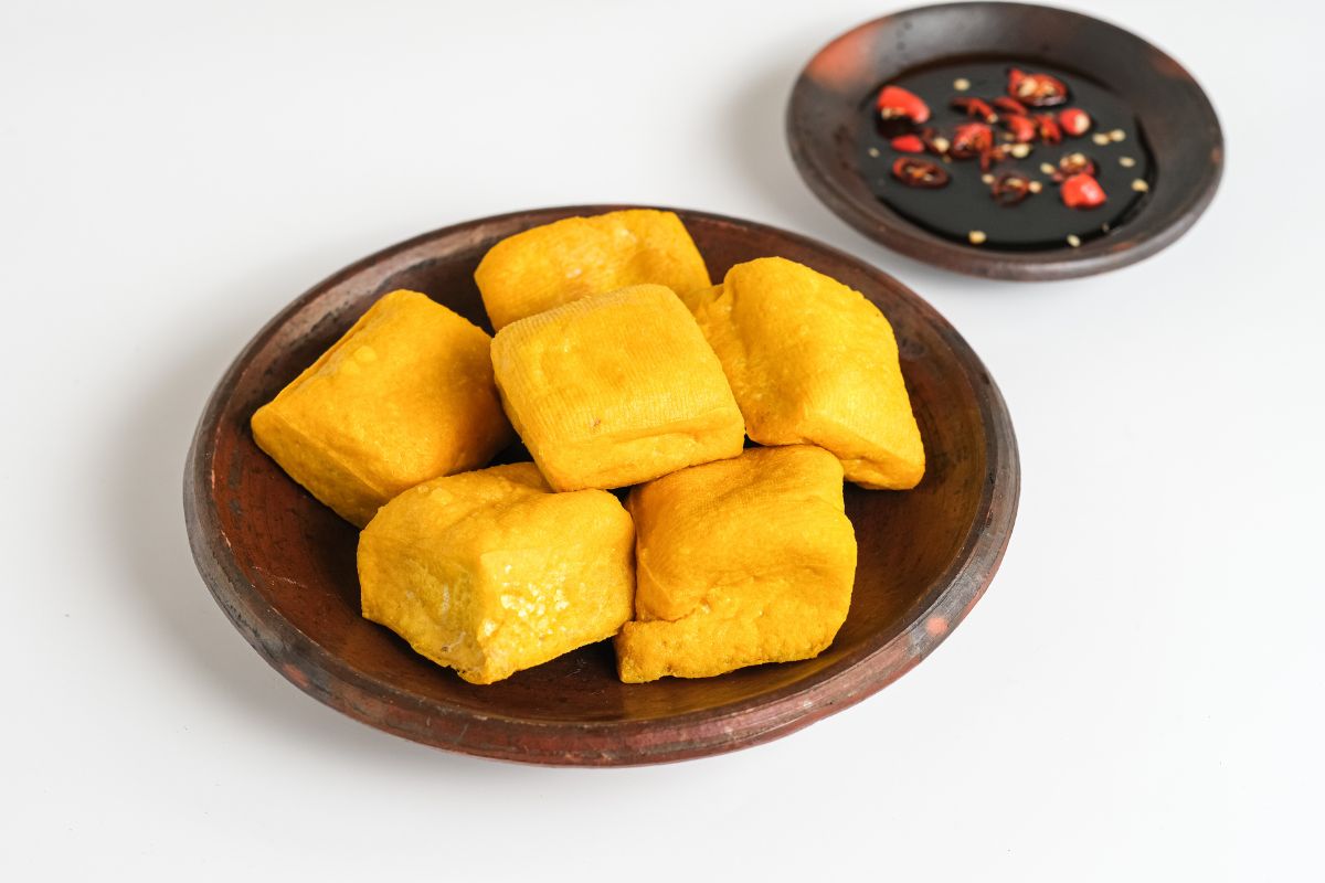 Sepiring tahu goreng dan sepiring kecil sambal kecap