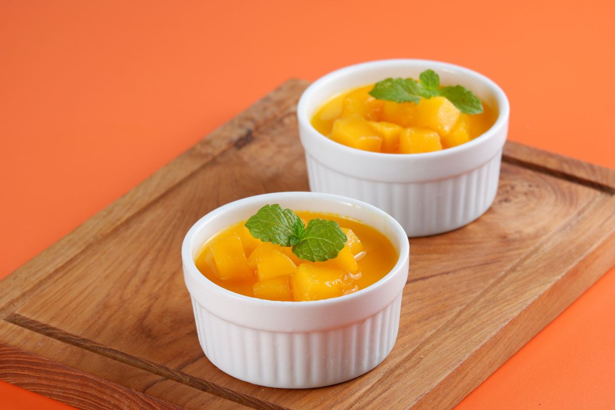 Dua porsi puding mangga