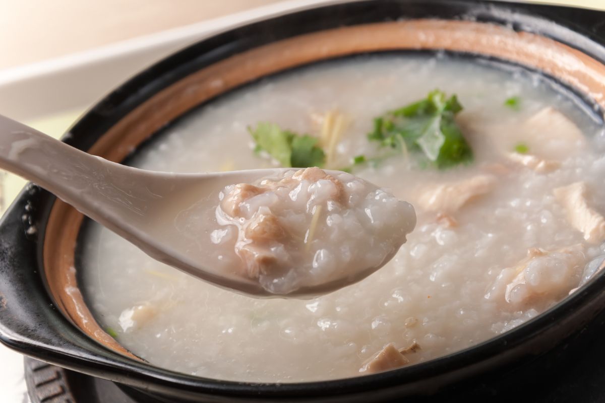 Bubur ayam dengan suwiran ayam dan sayur untuk anak