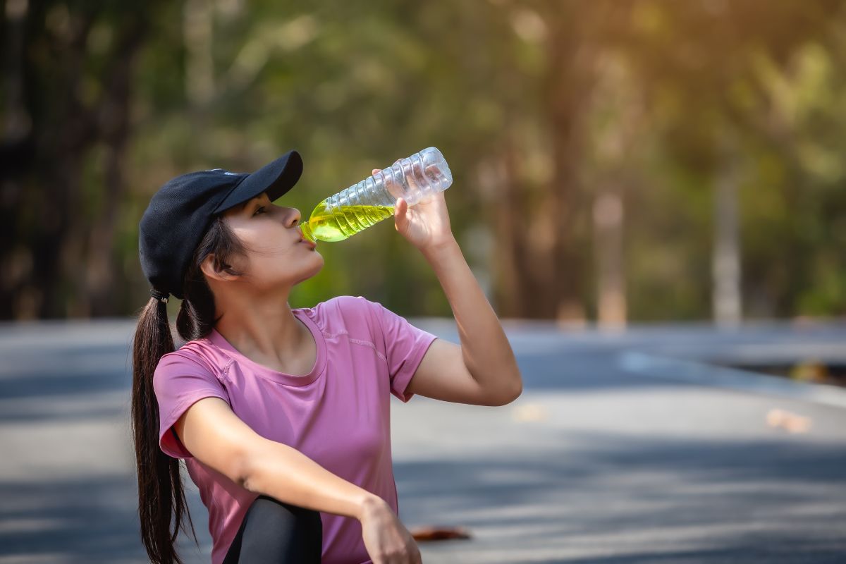 Seorang wanita sedang minum