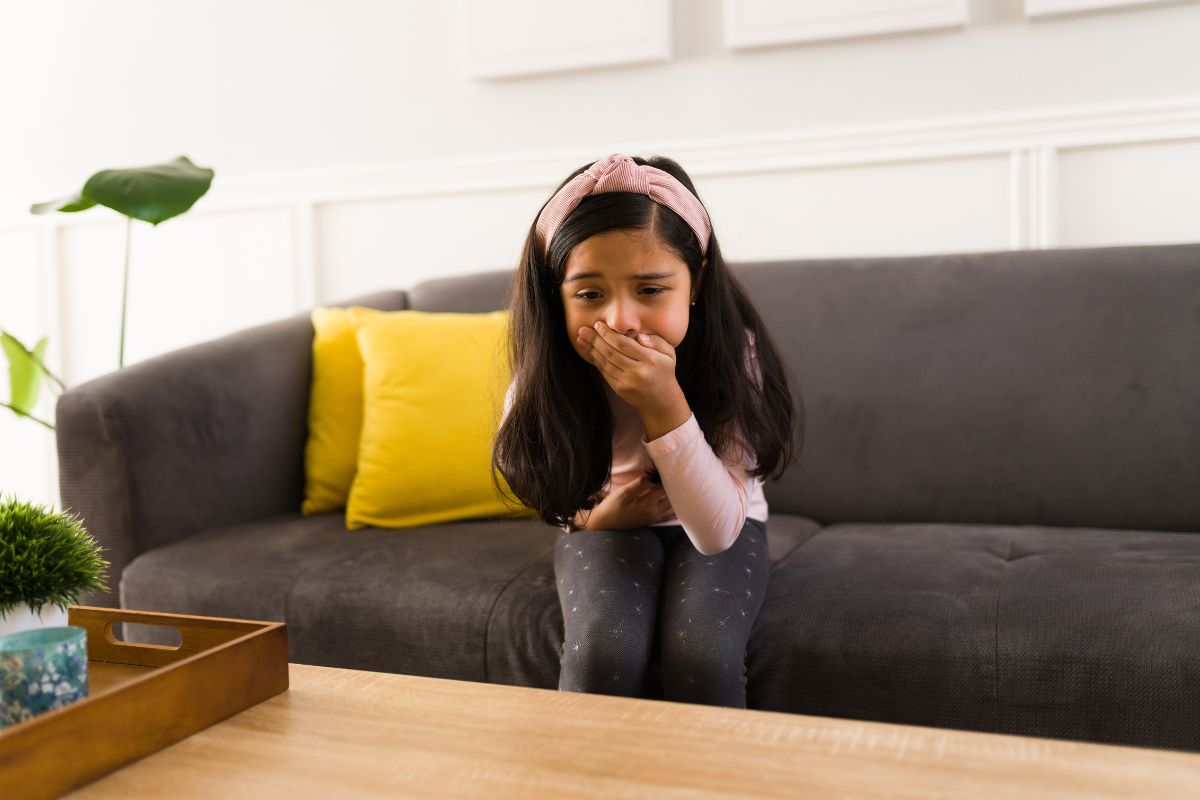 Anak kecil sedang merasakan sakit perut dan mual akibat gerd