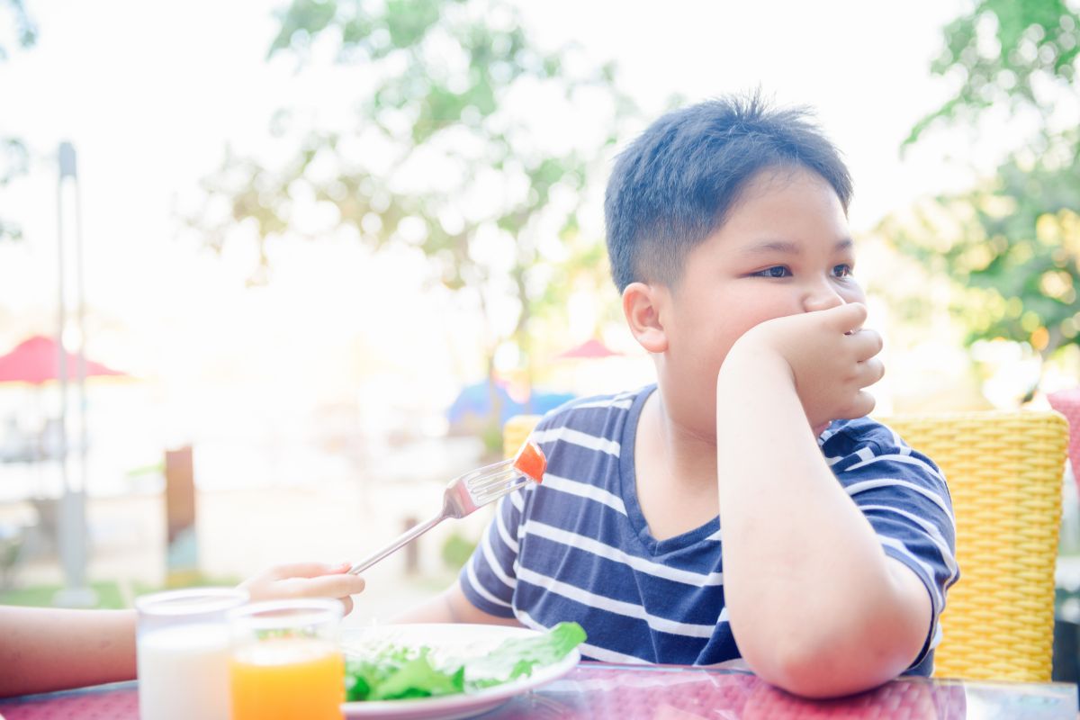 Anak laki-laki tidak mau makan sayur