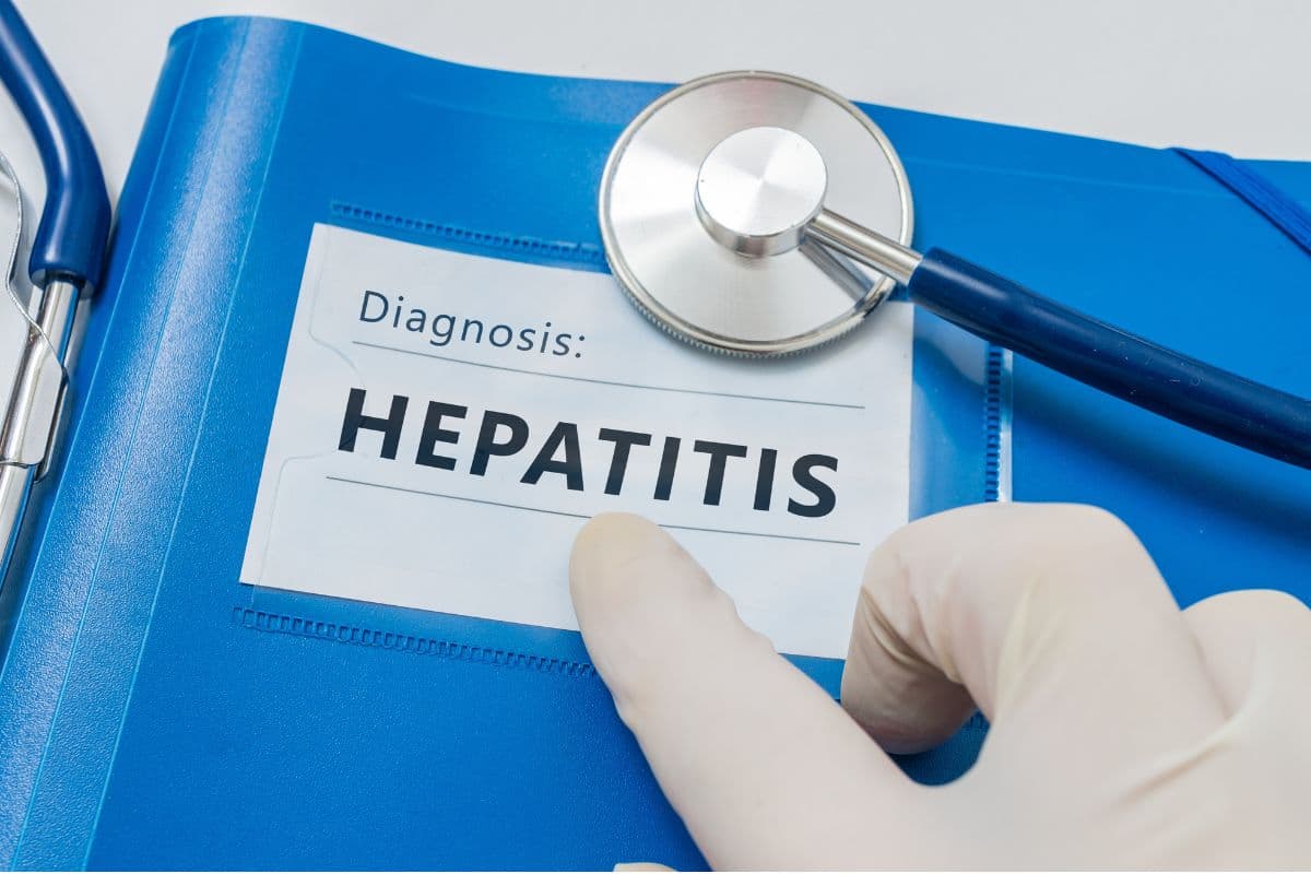 Map dokumen biru bertuliskan diagnosis hepatitis