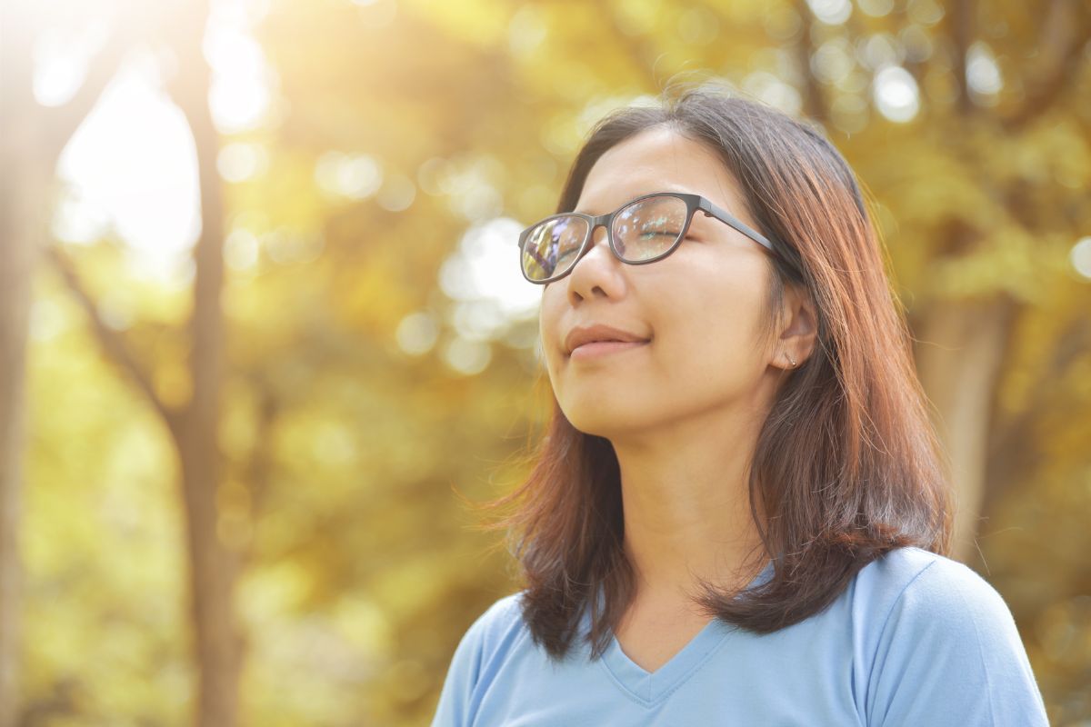 Wanita menghirup udara segar