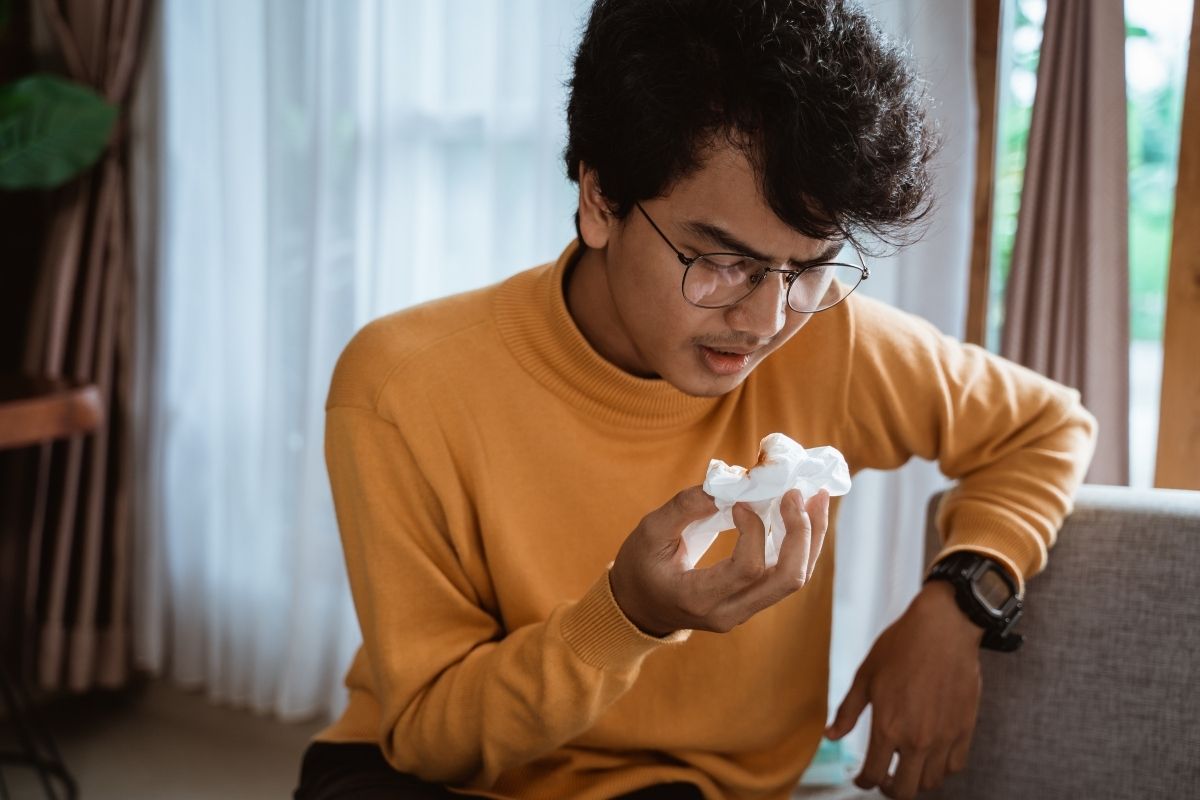 Seorang pria sedang batuk berdahak