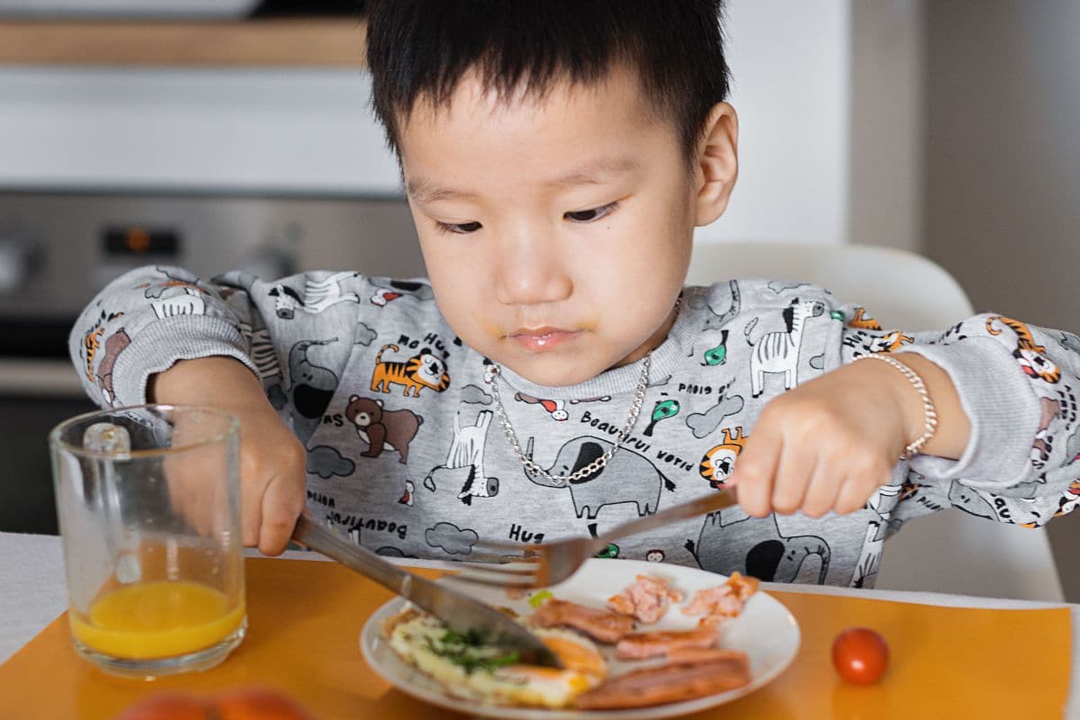 Anak sedang makan makanan yang bergizi