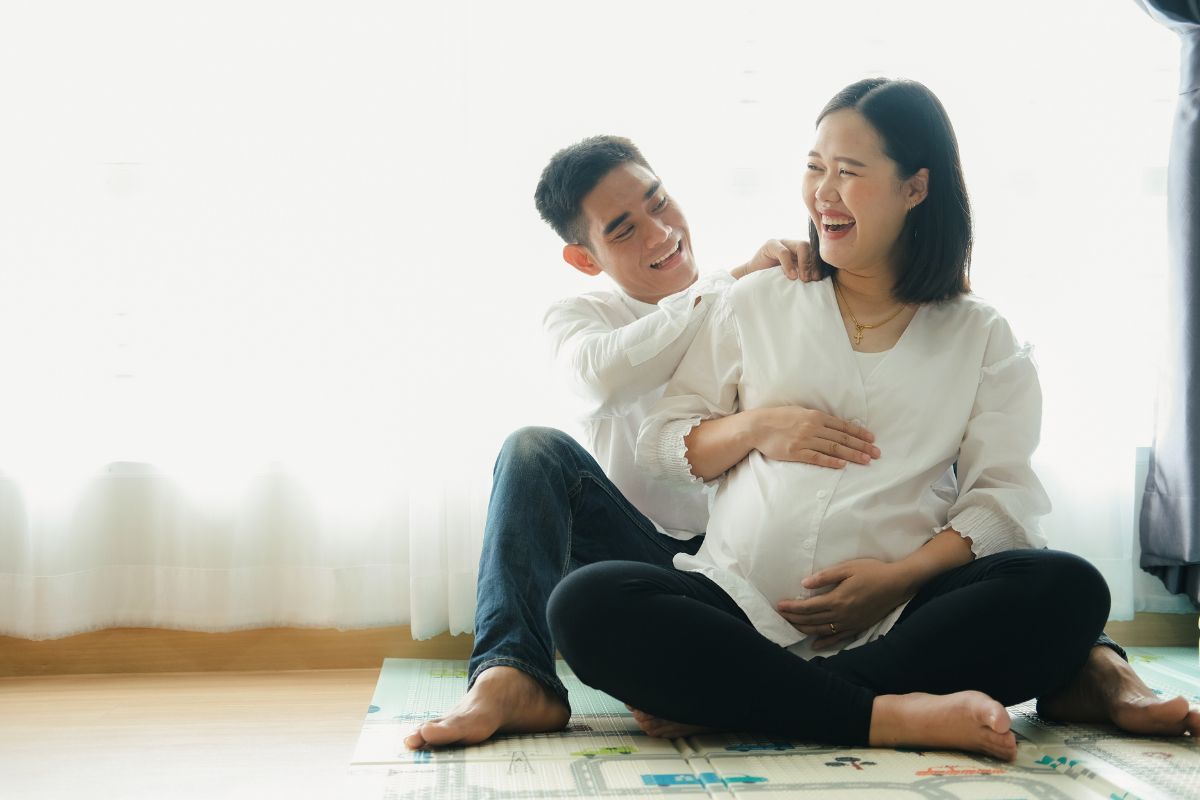 Suami sedang memijat istri yang sedang hamil