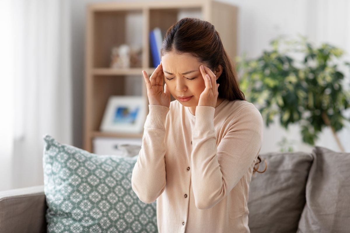 Seorang wanita yang sedang pusing dan stres