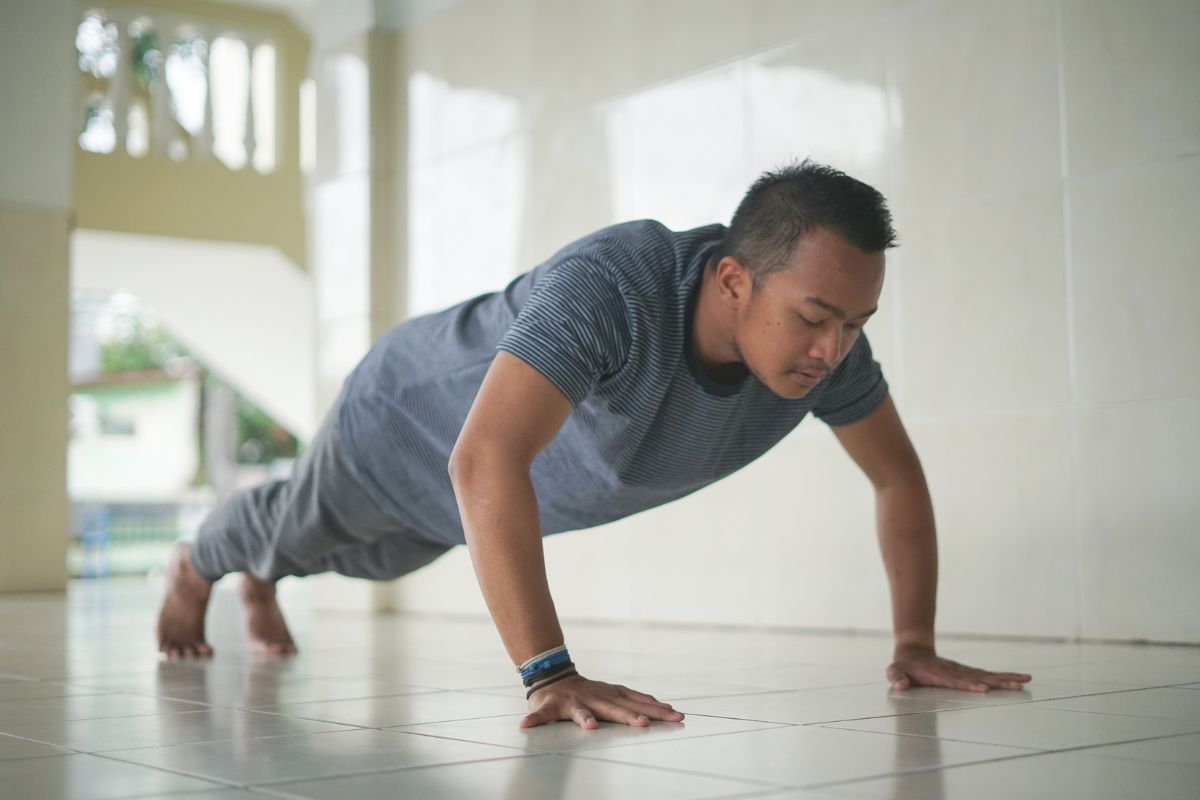 Seorang pria sedang melakukan push up