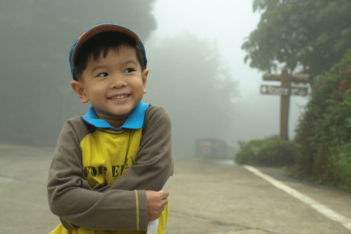 Anak laki-laki berada di tengah udara dingin