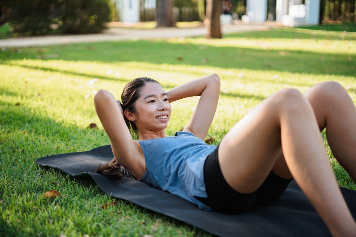 Wanita sedang melakukan crunches