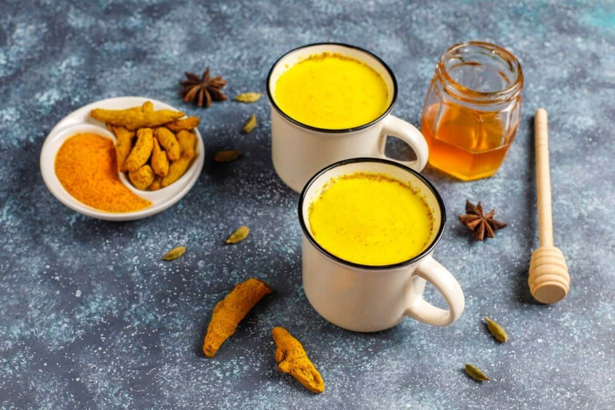 Minuman tradisional berwarna kuning