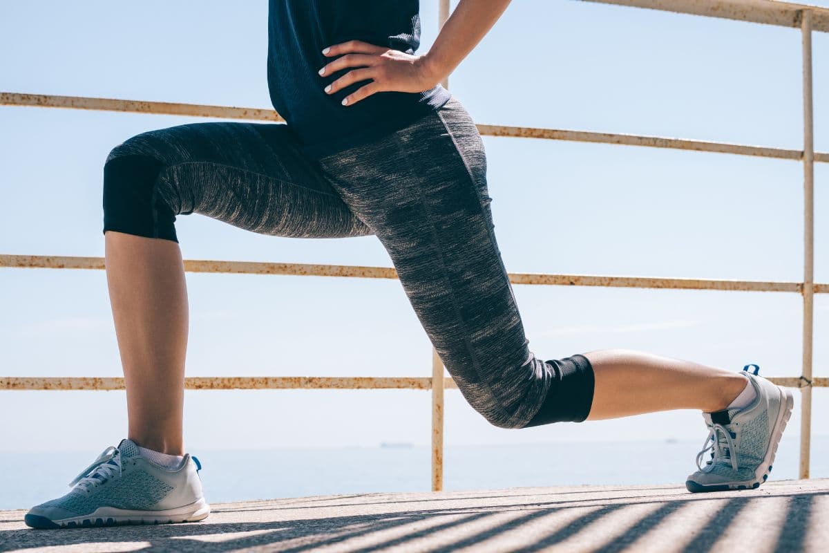 Wanita sedang melakukan lunges