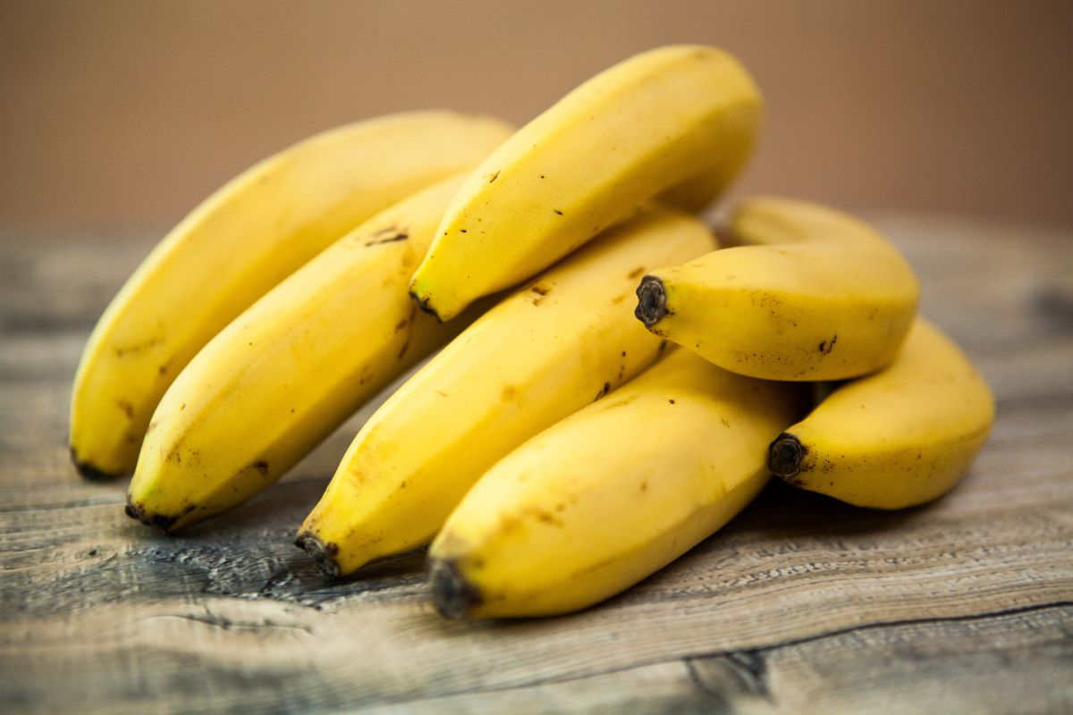 Sesisir pisang di atas meja kayu