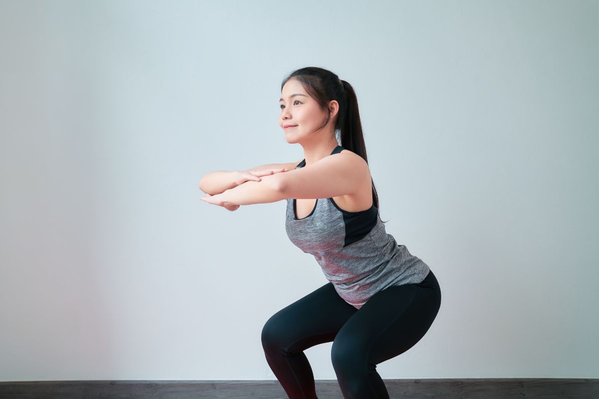 Wanita sedang melakukan squat