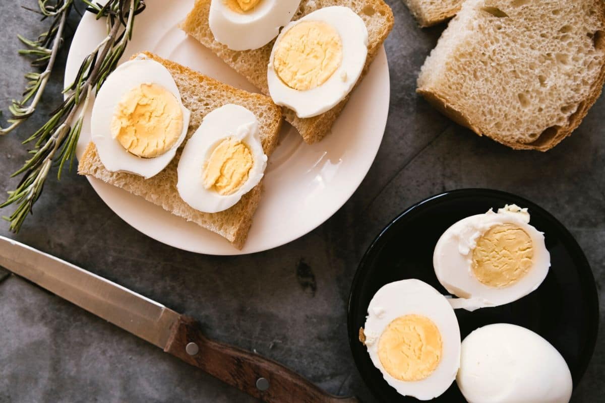 Telur rebus di atas roti gandum