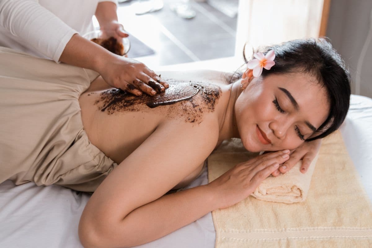 Seorang wanita sedang menikmati spa