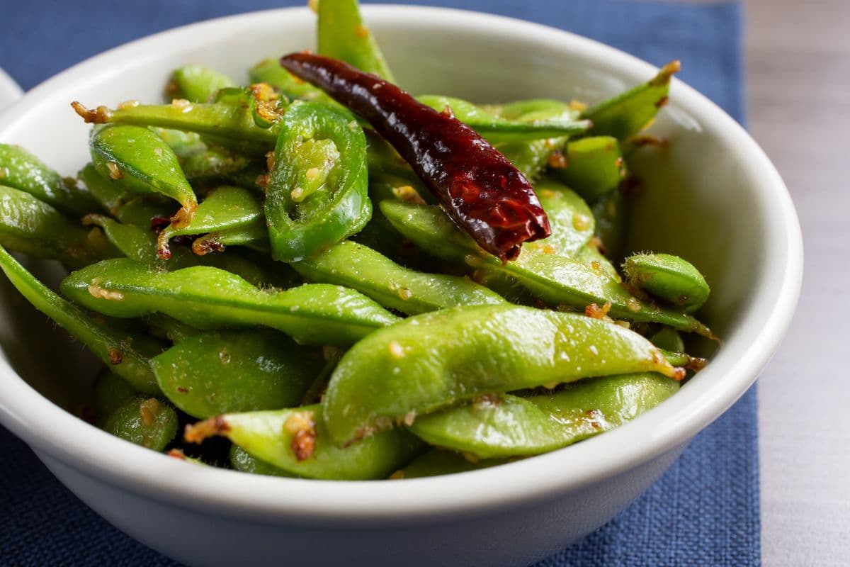 Edamame pedas di dalam mangkuk