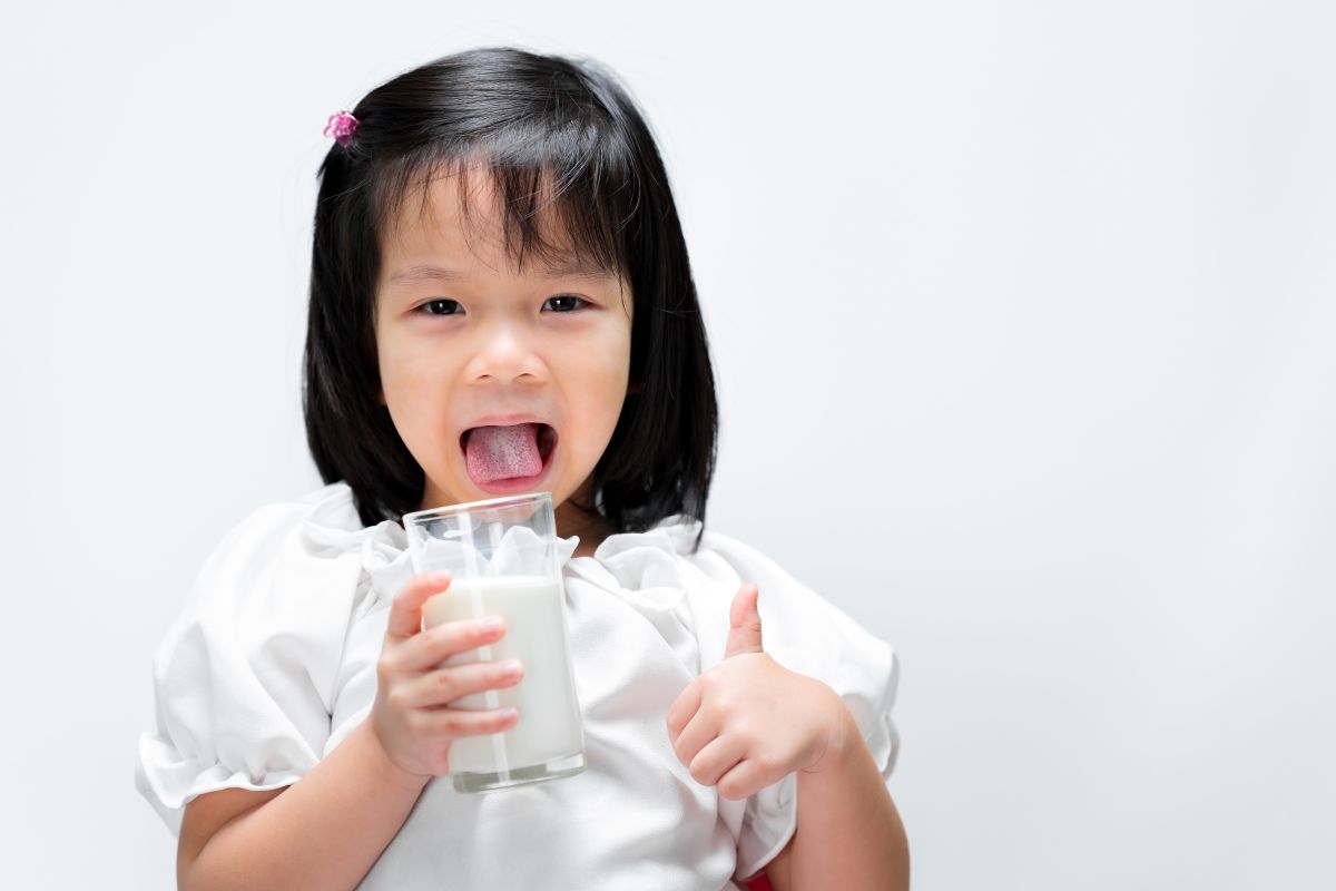 Anak minum susu