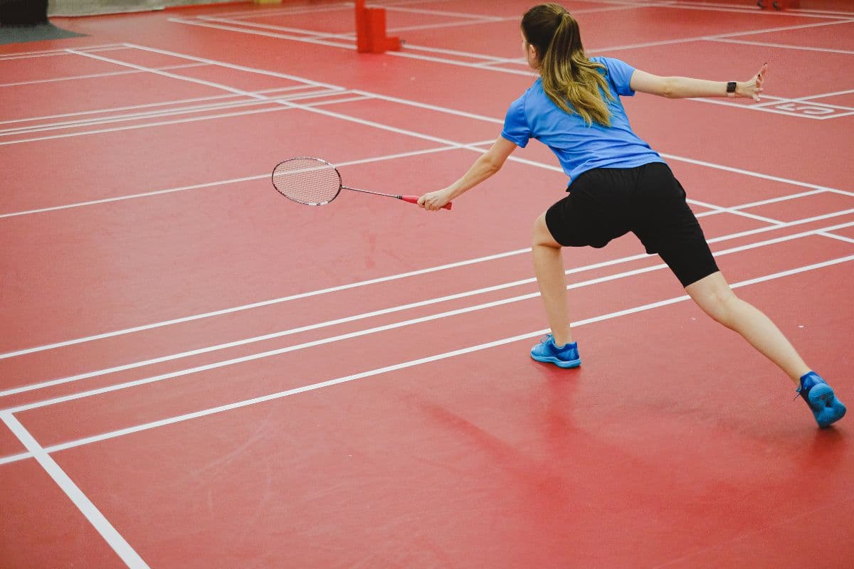 Wanita sedang bermain badminton