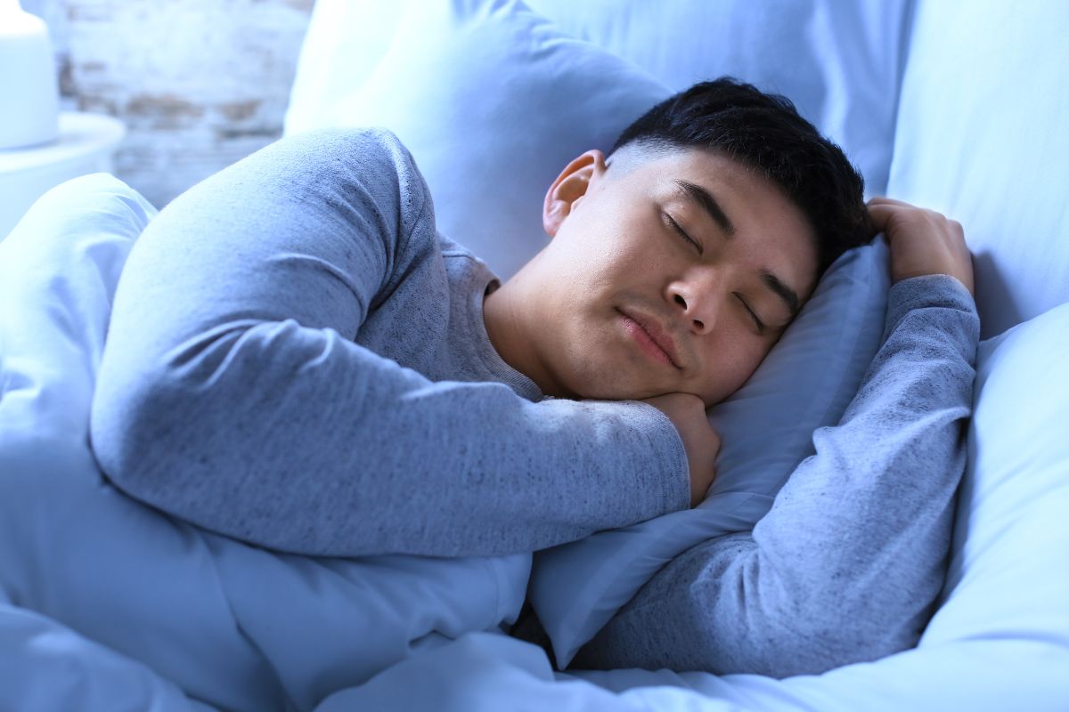 Seorang pria sedang tidur