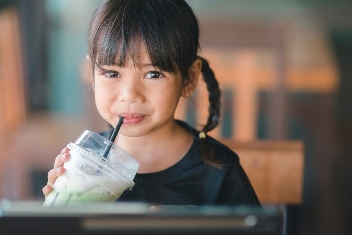 Anak perempuan minum es