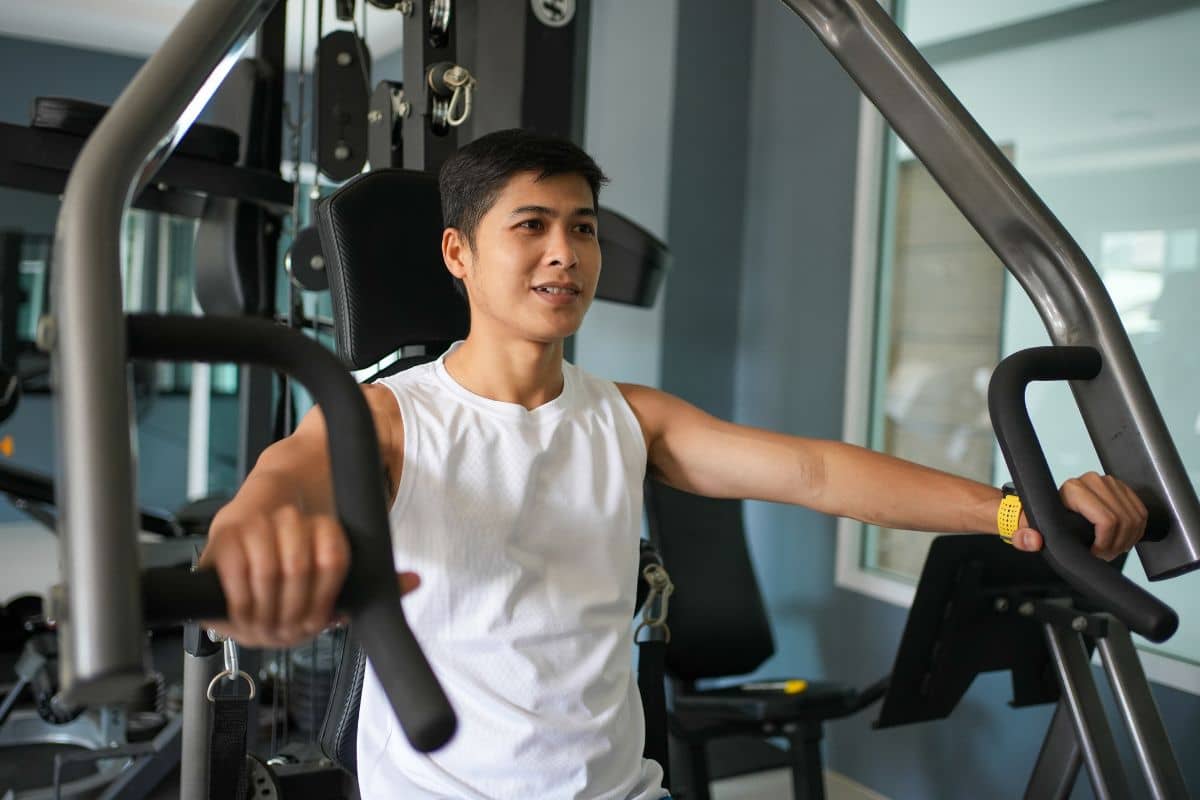 Seorang pria sedang melakukan olahraga di gym