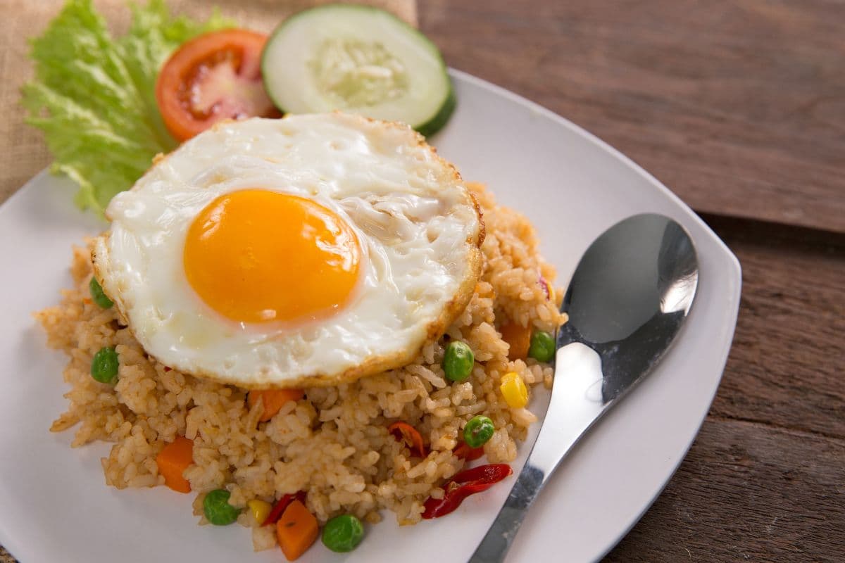 Nasi goreng dengan telur mata sapi