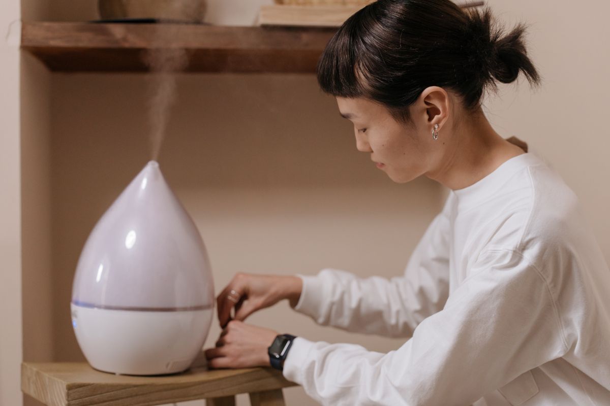 Seorang wanita menyalakan humidifier