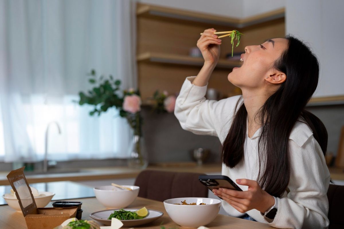 Seorang wanita sedang makan sayur