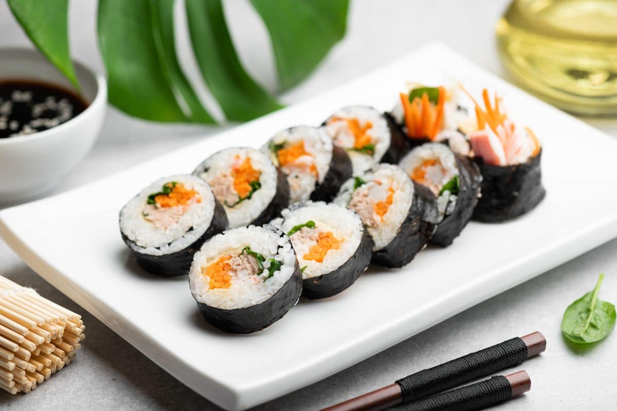 Irisan kimbap isi wortel dan bayam