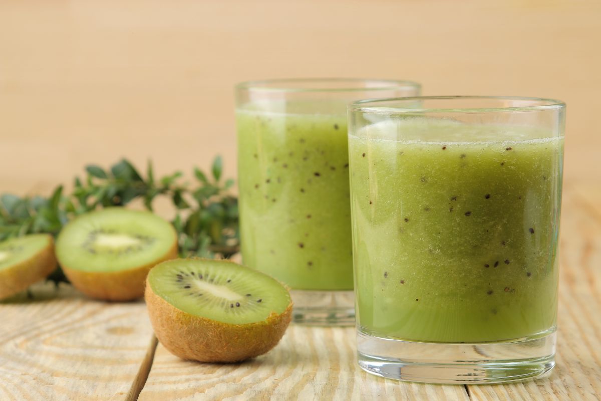 Dua gelas jus kiwi hijau