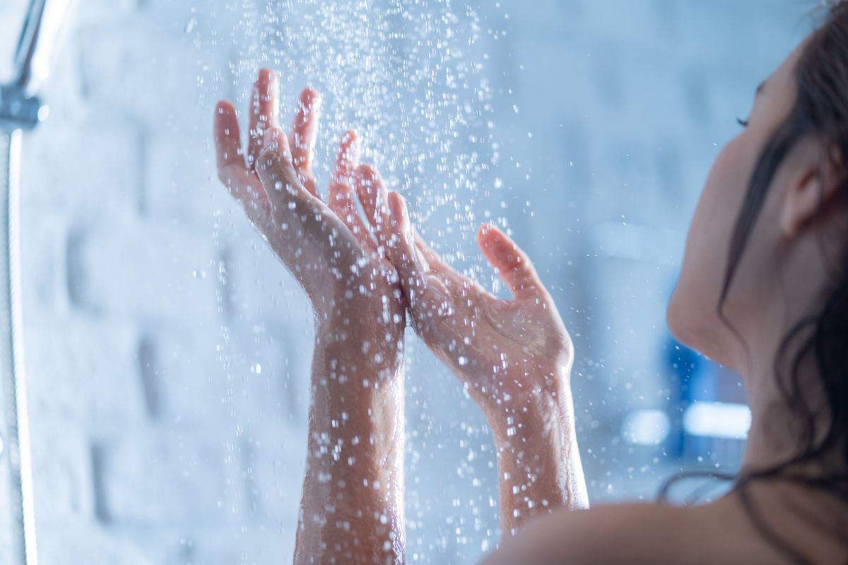 Seorang wanita sedang mandi air hangat