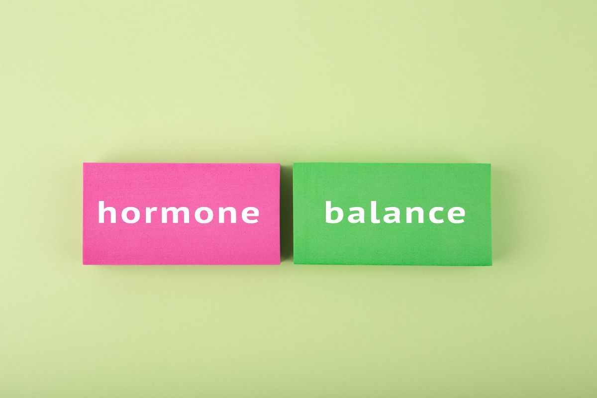 Dua balok kayu bertuliskan "hormone balance"