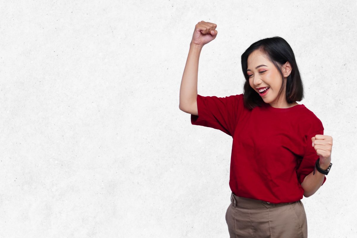 Wanita muda sedang tersenyum background putih