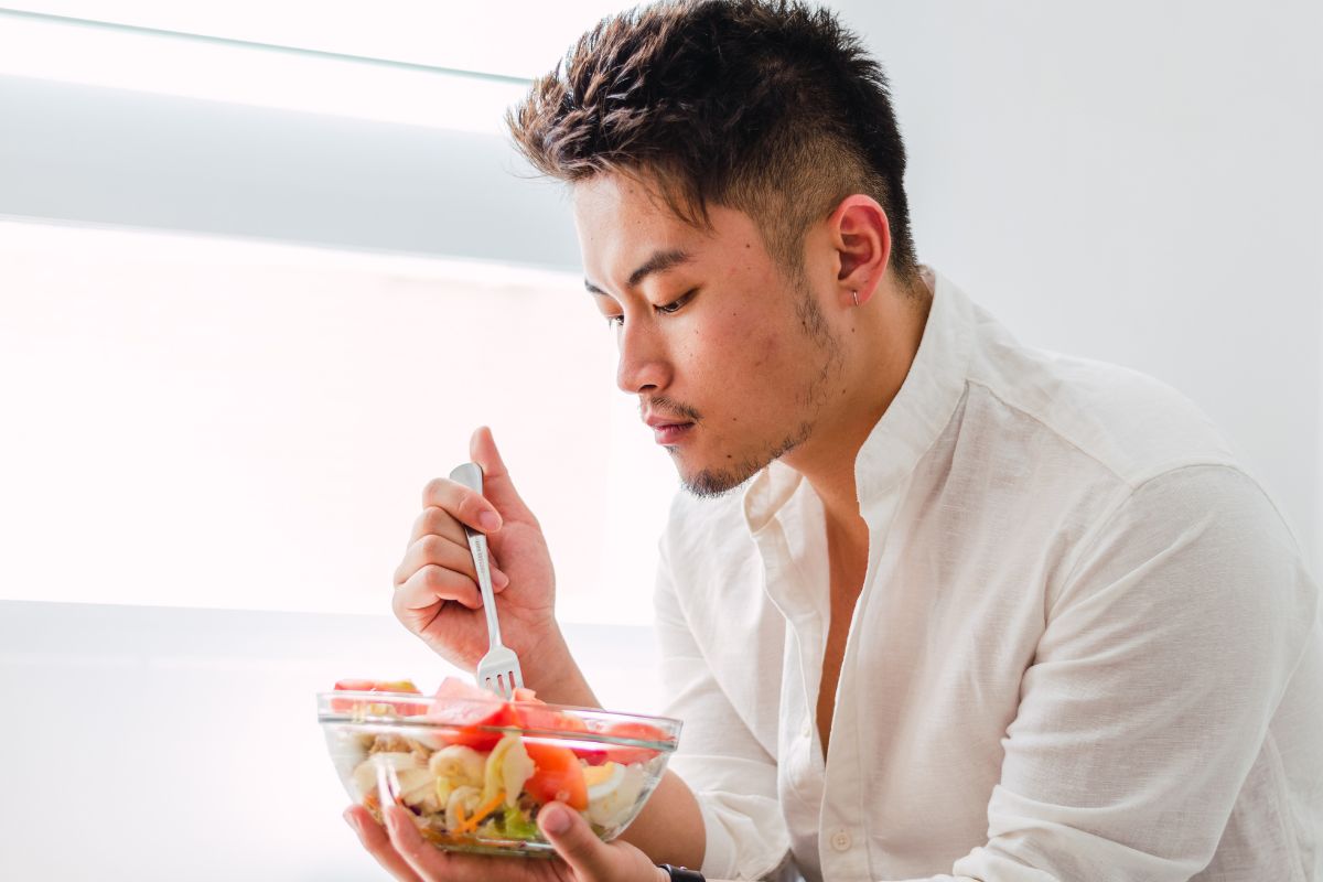 Seorang pria sedang makan