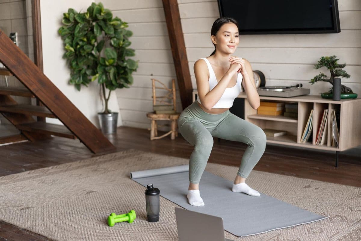 Wanita sedang melakukan squat