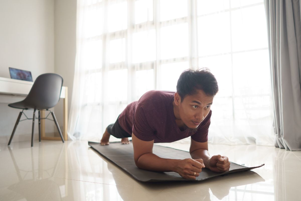 Pria sedang melakukan plank