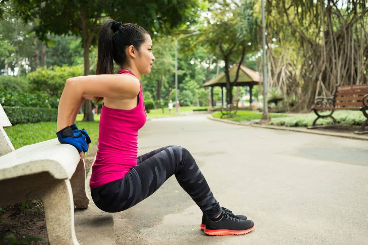 Seorang wanita melakukan olahraga triceps dips