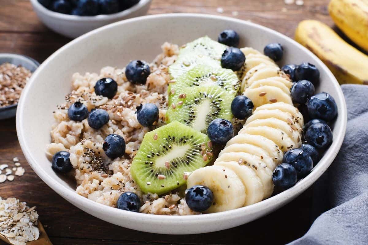 Bubur oat dengan bluberi, pisang, dan kiwi