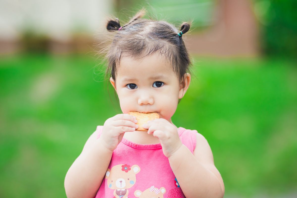 Anak makan di luar ruangan