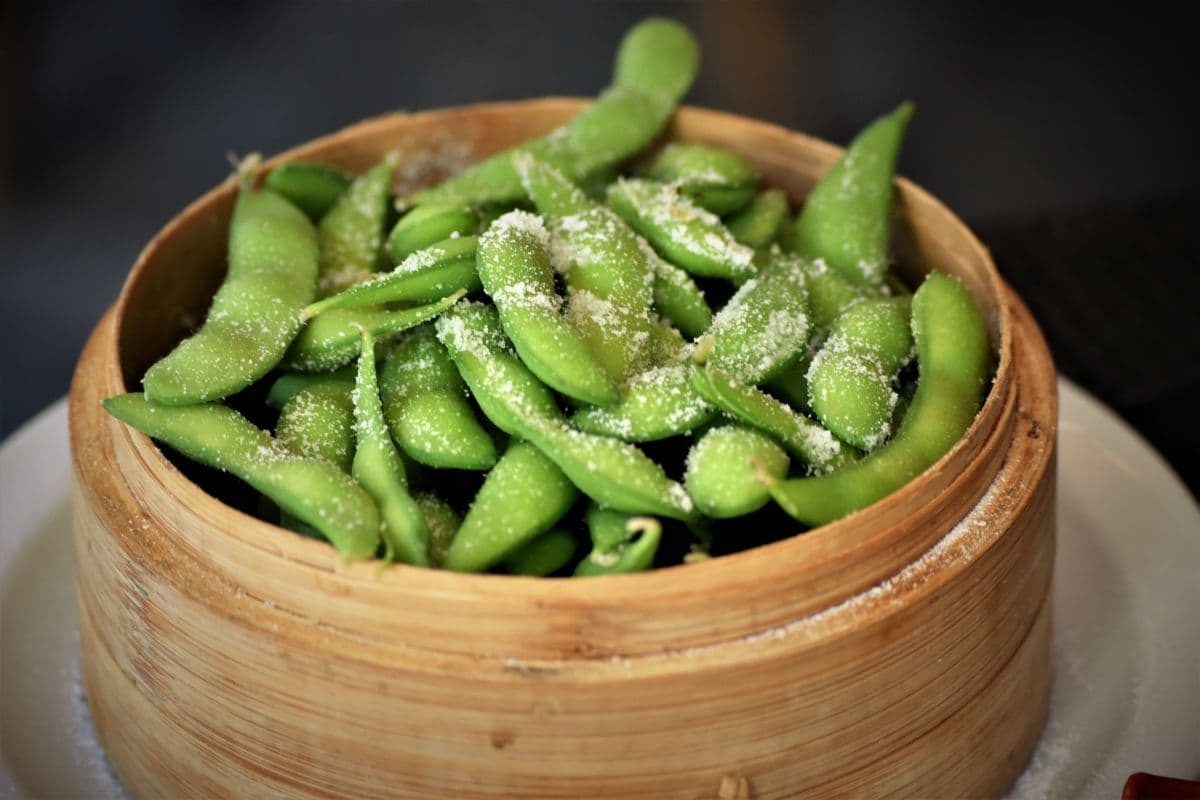 Kacang edamame dengan taburan garam