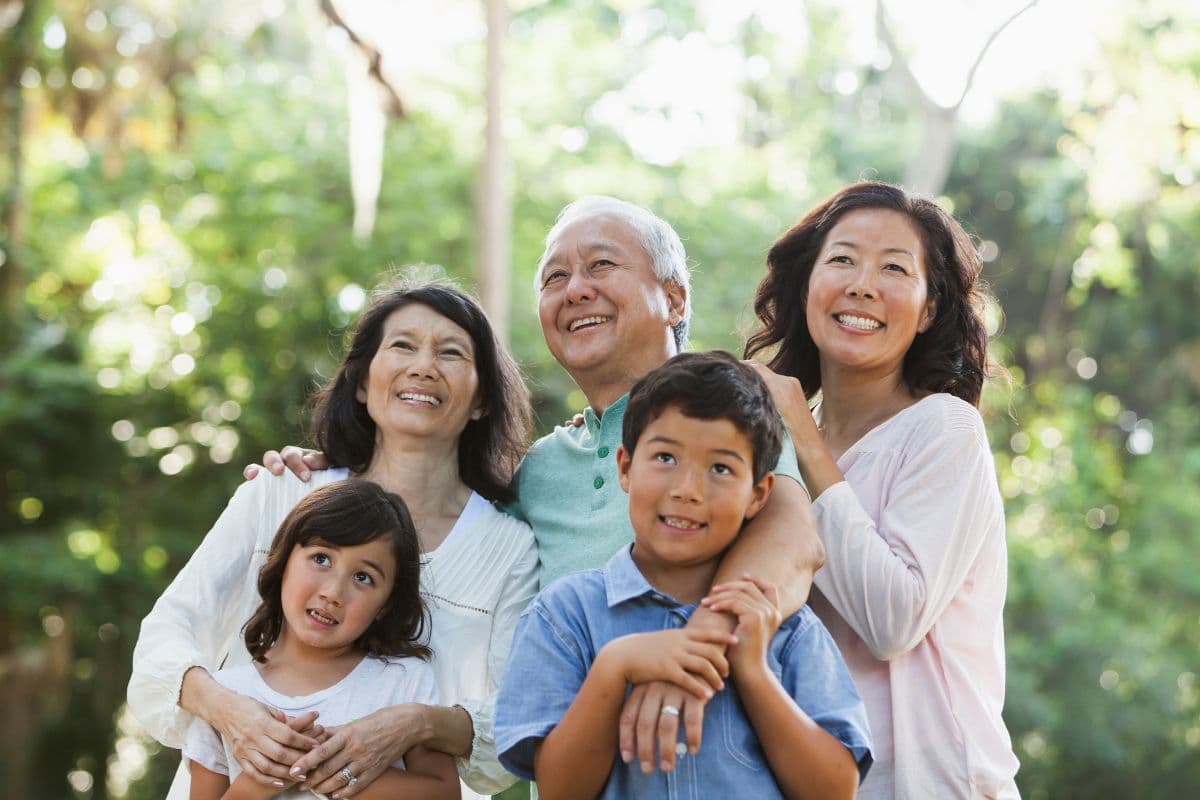 Keluarga yang terdiri kakek, nenek, ibu, dan dua anak sedang berada di taman