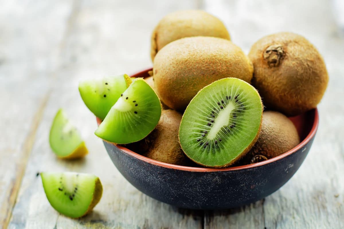 Tumpukan buah kiwi di mangkuk