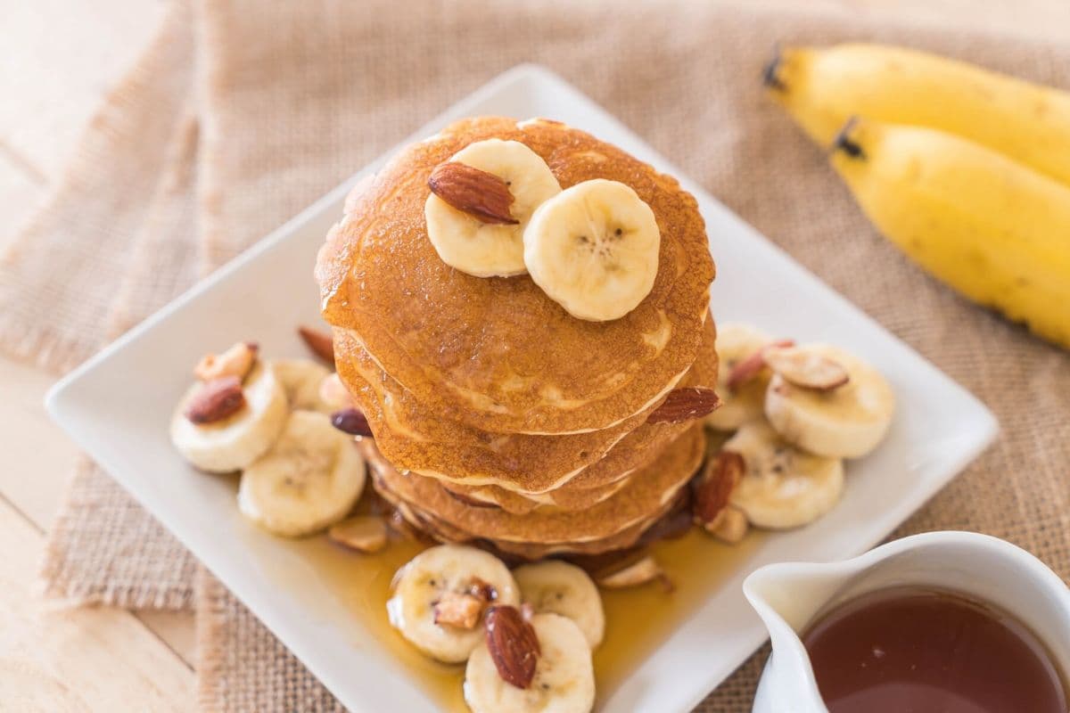 Satu porsi pancake pisang di atas piring