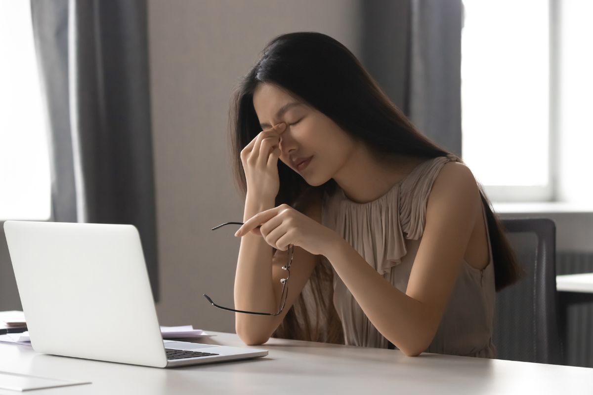 Wanita yang stres karena terlalu banyak bekerja