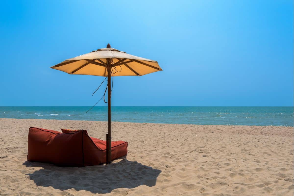 kursi berjemur di pantai pada siang terik