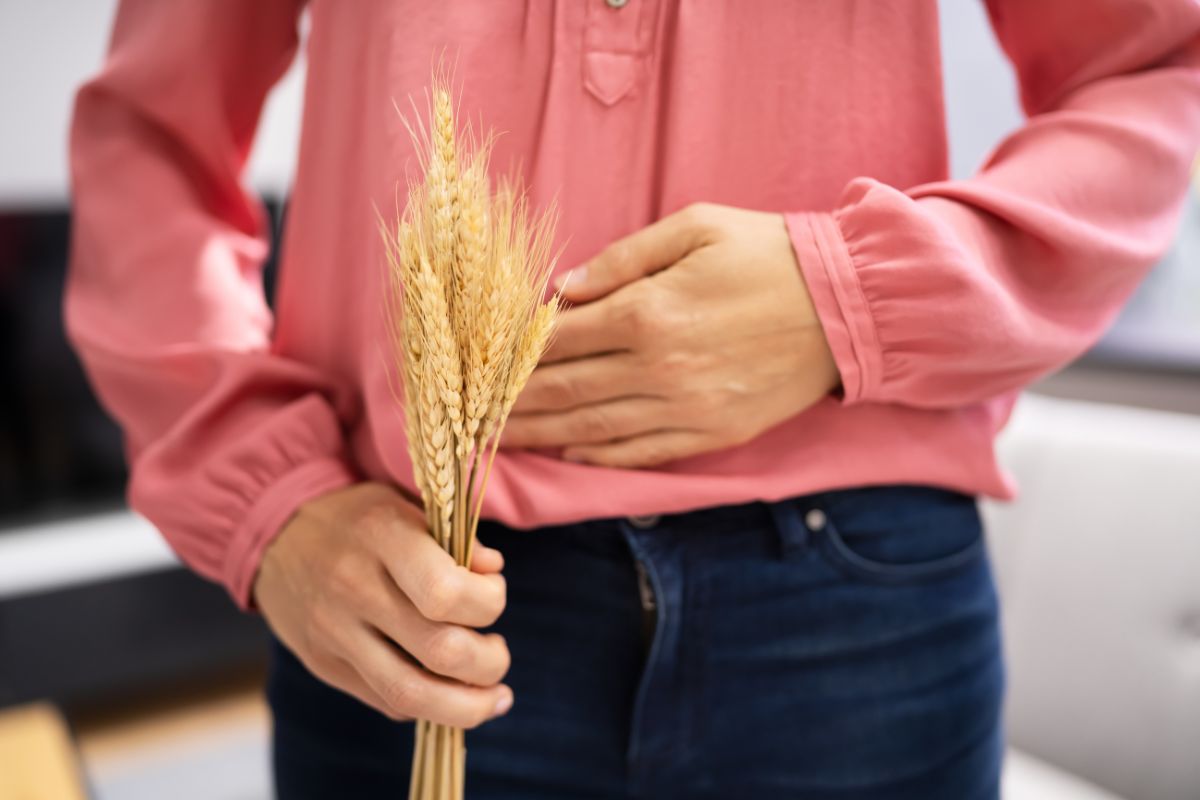 Seorang wanita  yang memegang area perut karena masalah celiac